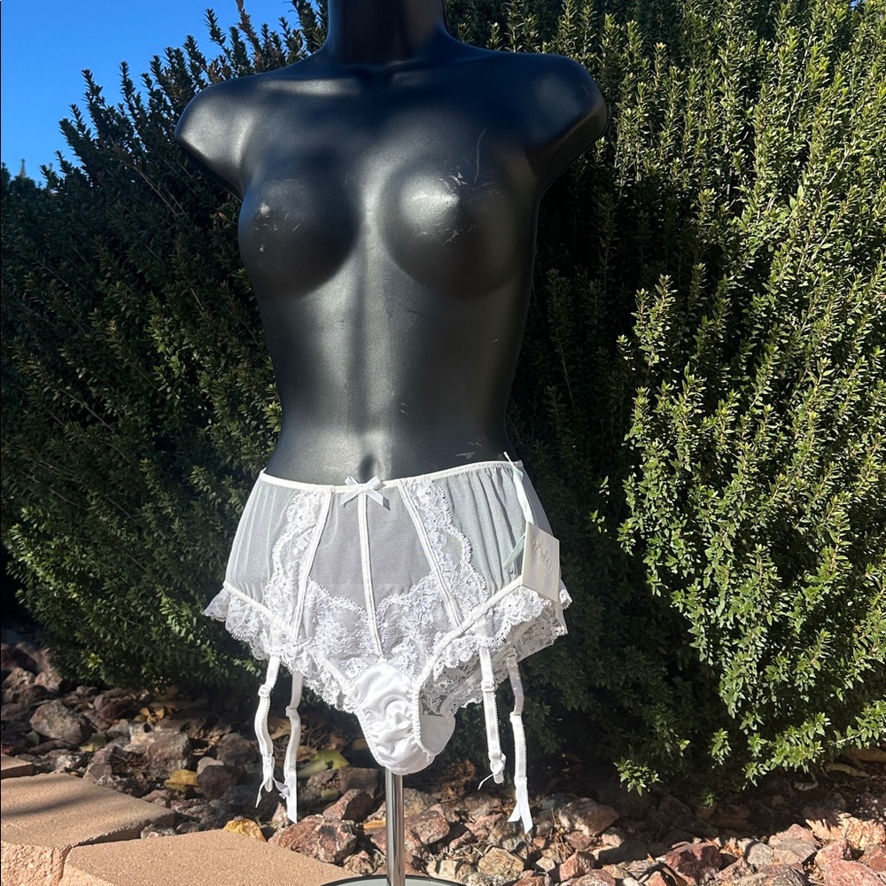 Victoria's Secret bridal lace Small garter belt/panty-brand new with a tag